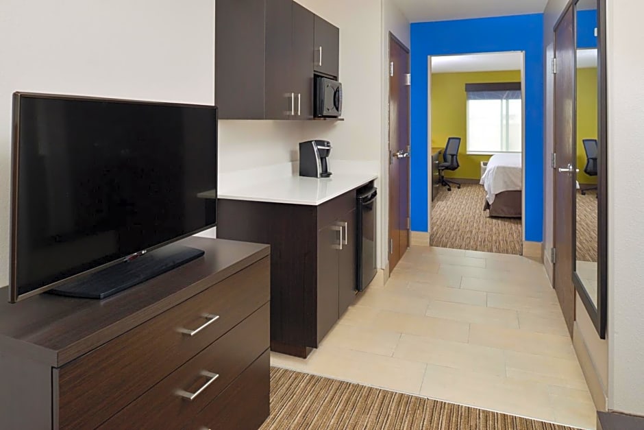 Holiday Inn Express & Suites Pueblo