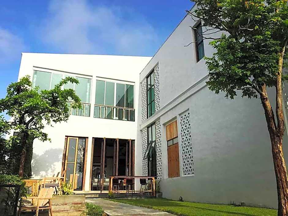 White Wall Riverfront Hotel