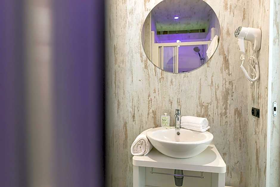 hu Montescudaio village