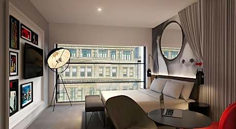 1 King Standard Accessible Corner City View