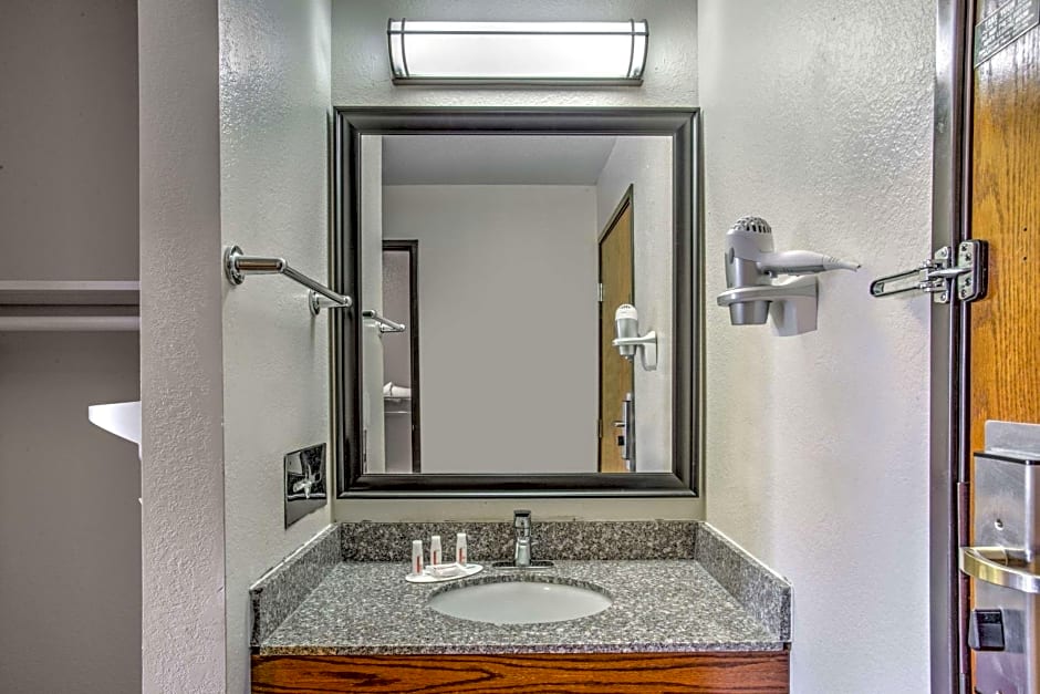 Days Inn by Wyndham Le Roy/Bloomington Southeast