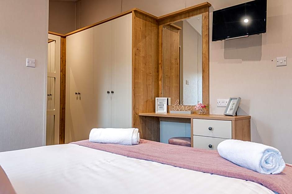 Kinship Lodge with Hot Tub