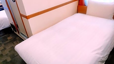 Standard Twin Room with a Shower & Bath Room between Beds - Non-Smoking