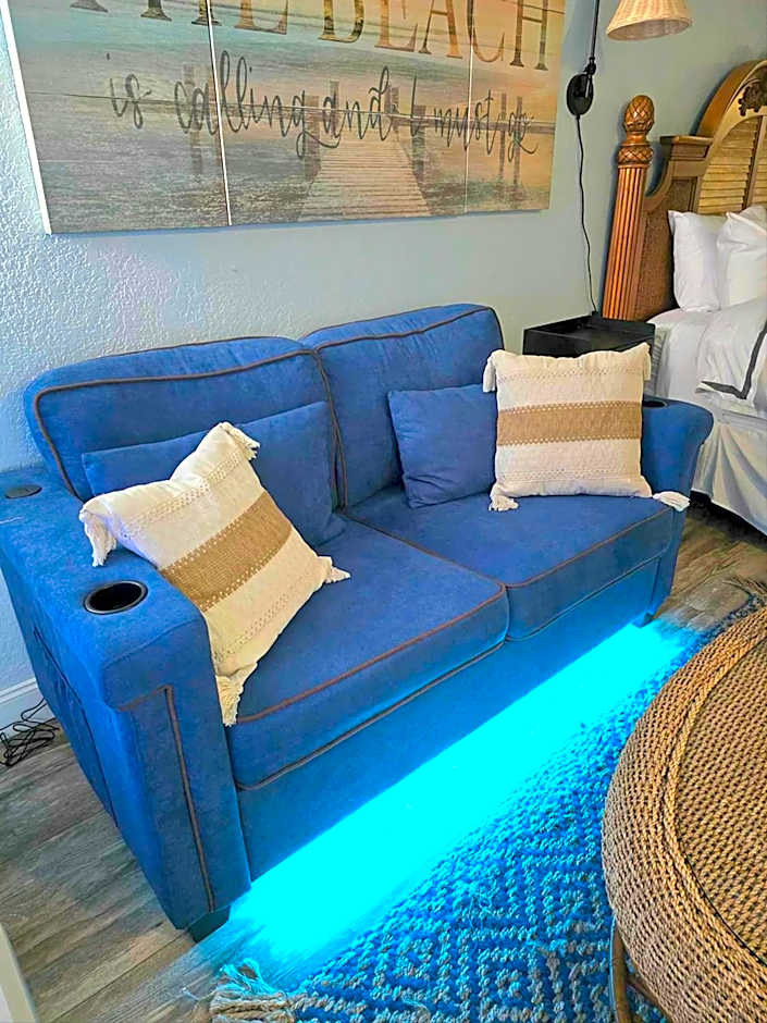 Stay ON the beach! Wonderful location!