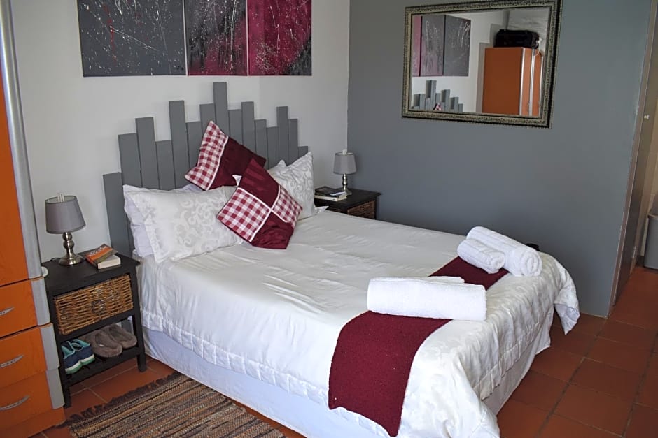 Oppi Hoek Guest House