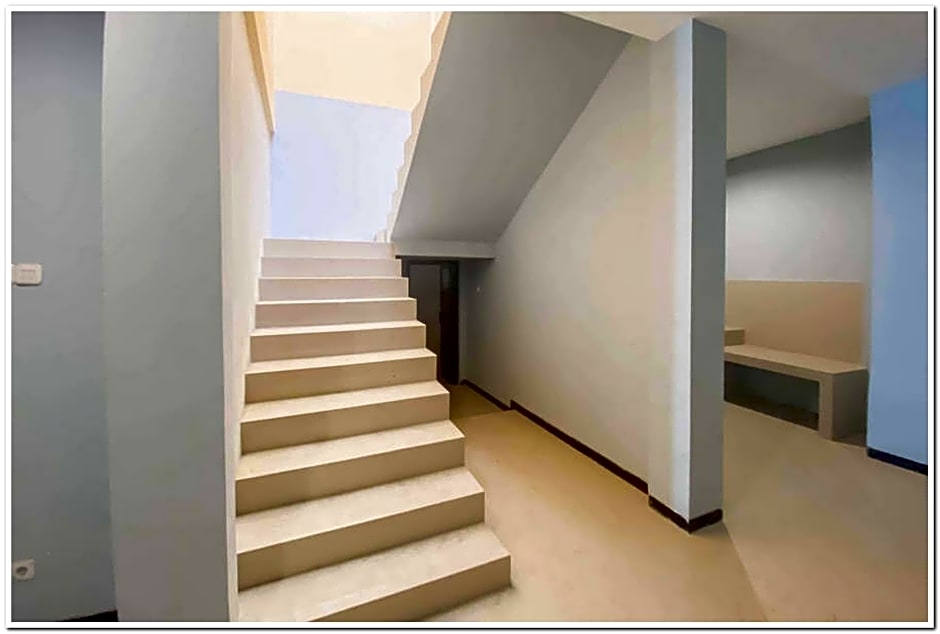 Syariah Near T2 Juanda Airport 2 by Reddoorz – Surabaja, IL