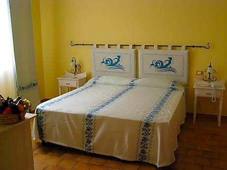 Family Room (2 Adults + 3 Children)