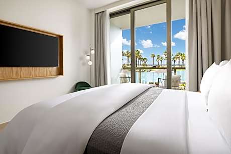 Deluxe Pool View, Guest room, 1 King, Pool view, Balcony