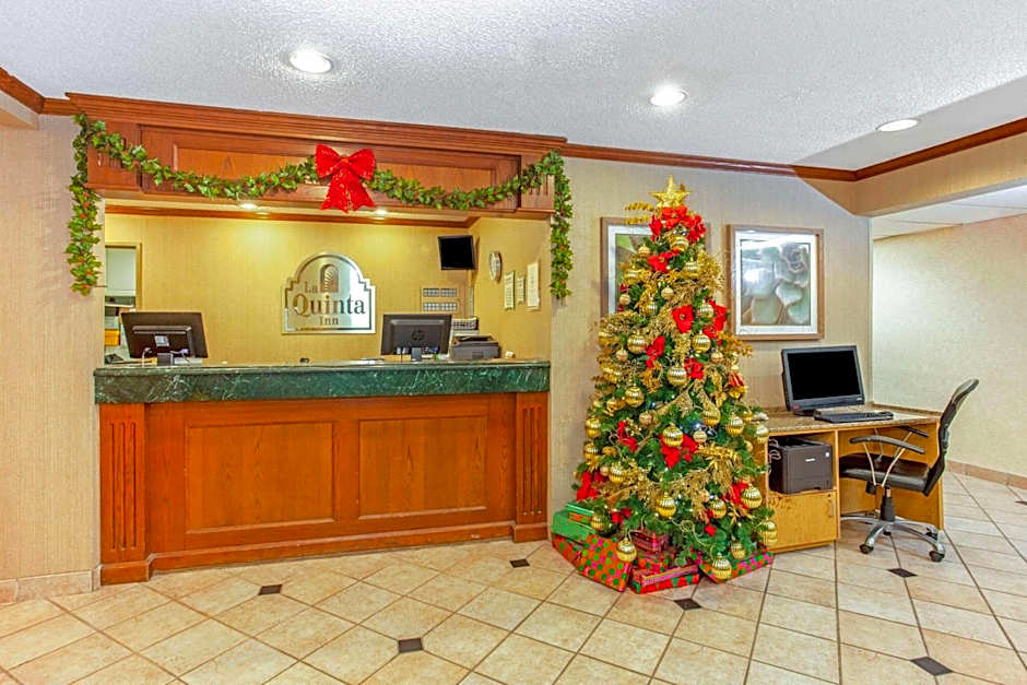 La Quinta Inn & Suites by Wyndham Milwaukee Airport / Oak Creek