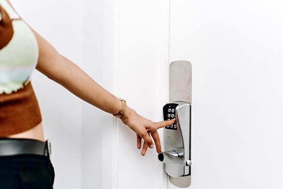 Atomihotel: Contemporary Comfort Steps from the Atomium!