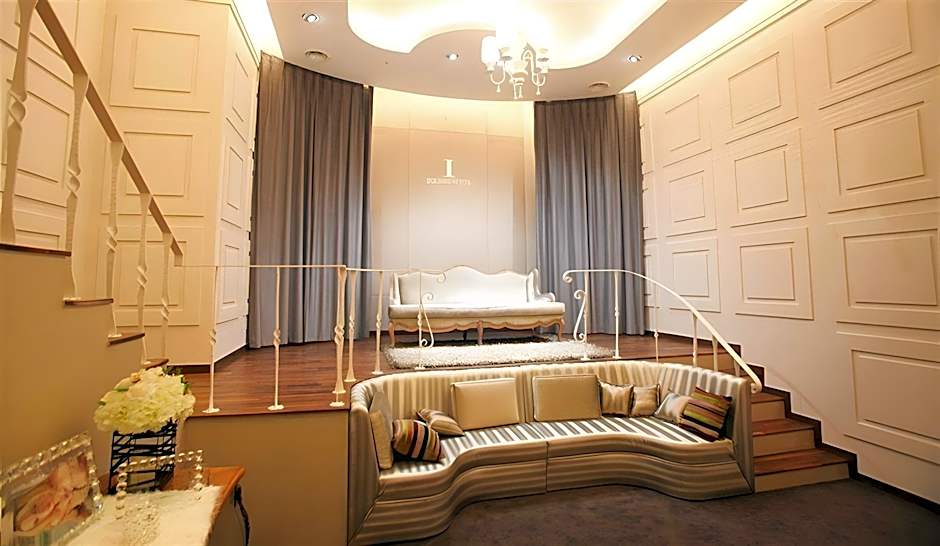I Square Hotel