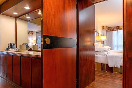 Master Suite - Lounge Access