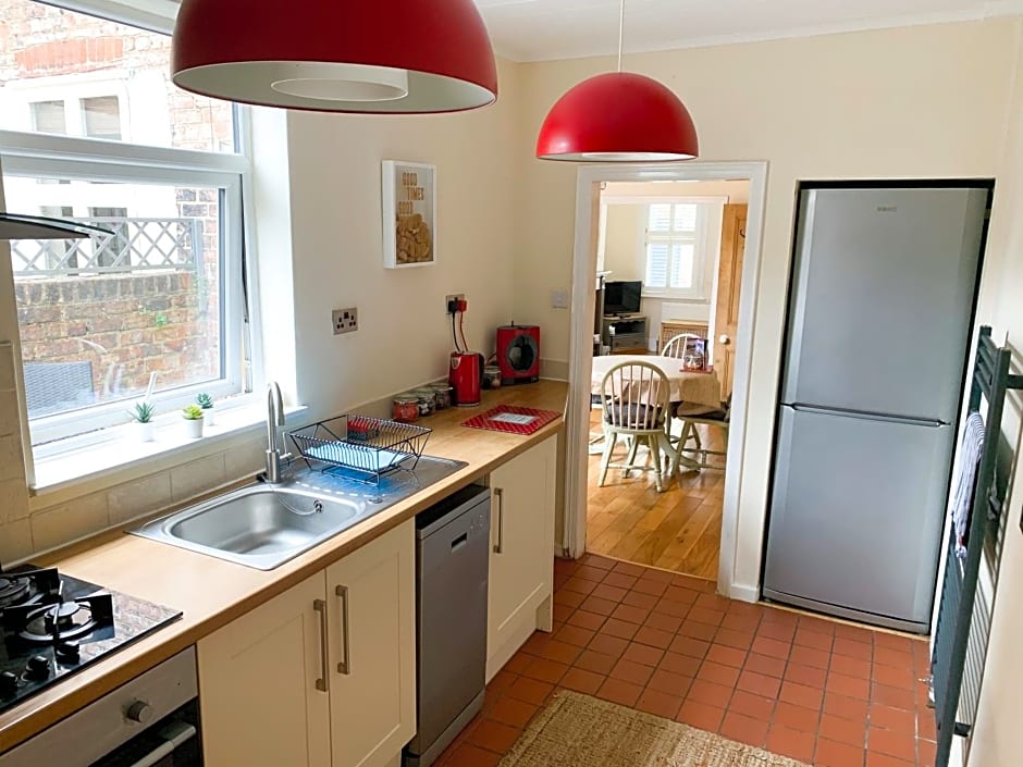 Riverside Lodge - Quaint Victorian Home By The River