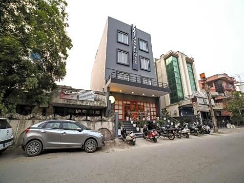 OYO Townhouse 80 Meera Bagh