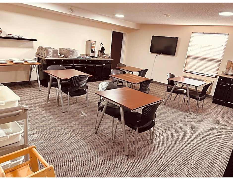 Aurora Park Inn & Suites