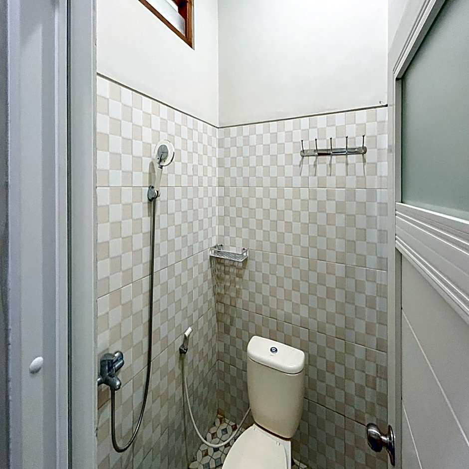 Queen Belt Mitra Reddoorz