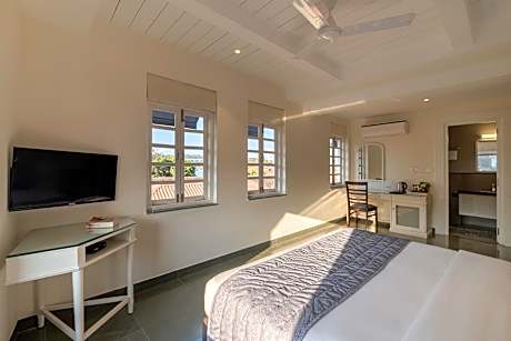 Superior City View King Room