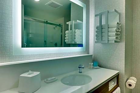 2 Queen Room Fridge And Microwave