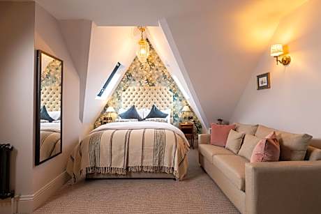 Deluxe - 1 King Bed