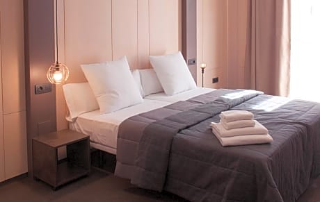 DELUXE STUDIO APARTMENTS