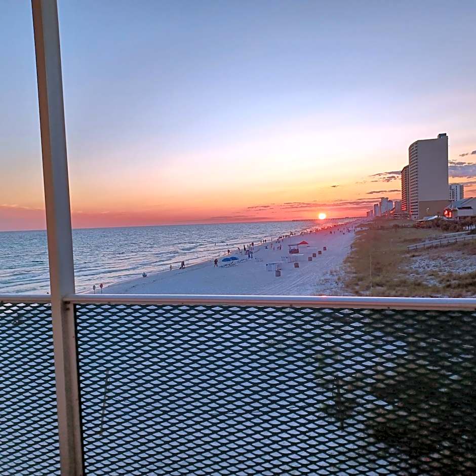 COUPLES GETAWAY, HONEYMOON SWEET, Perfectly Cozy Beach Front Condo with kitchen, pool, free parking,CHECK-IN AT DOOR