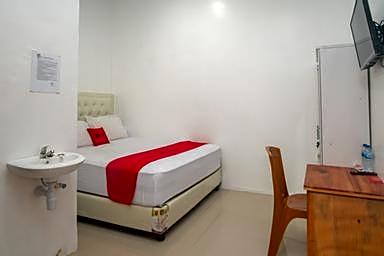 RedDoorz Syariah near Pelabuhan Ulee Lheue Banda Aceh