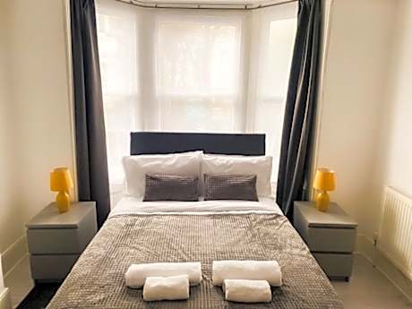 Gravesend 2 Bed Flat, Sleeps 6, 2 Min walk to STN