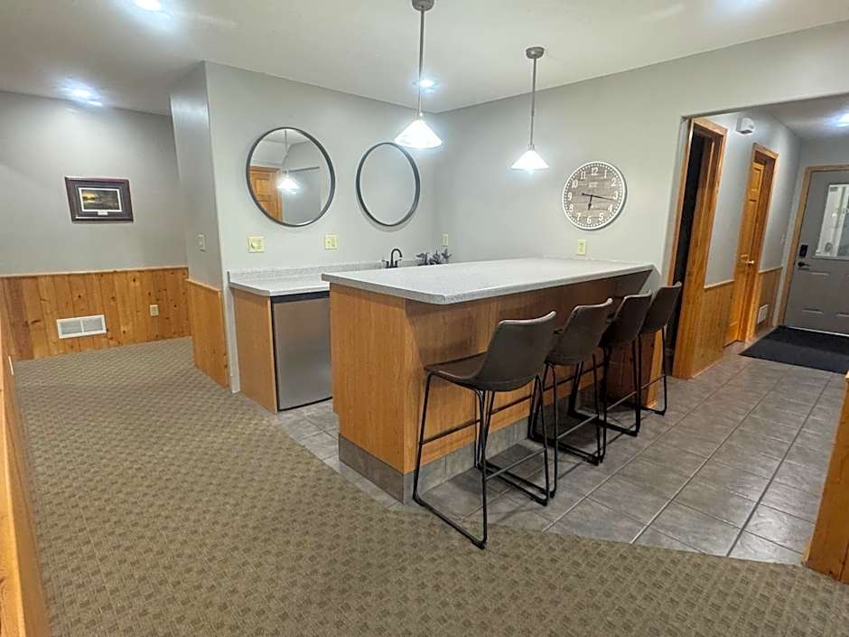 The River Condos Hot Tub Fireplace Family & Pet Friendly River Front 2 to 6 bedroom condos dock