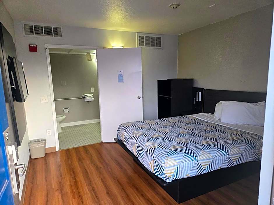 Super 8 by Wyndham Tracy