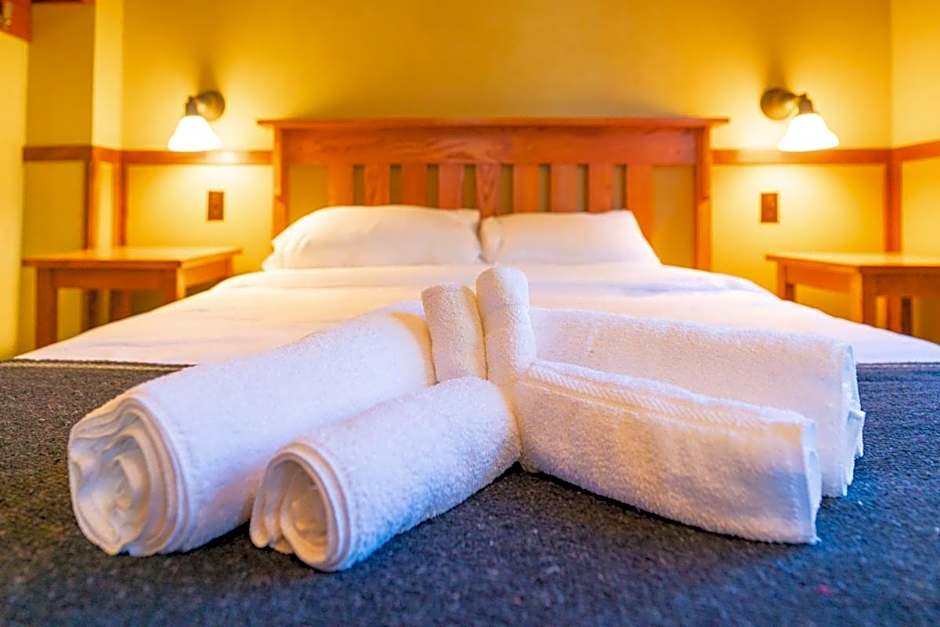 Johnston Canyon Lodge & Bungalows