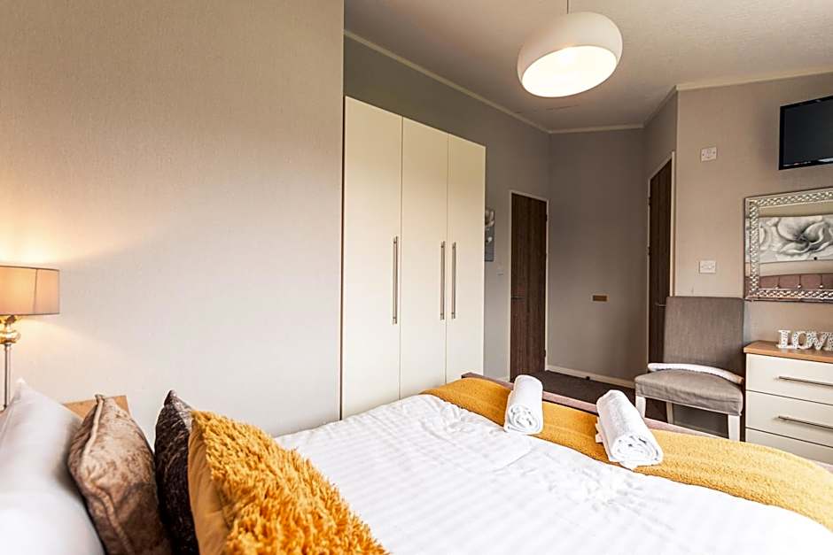 Kingfisher Lodge with Hot Tub