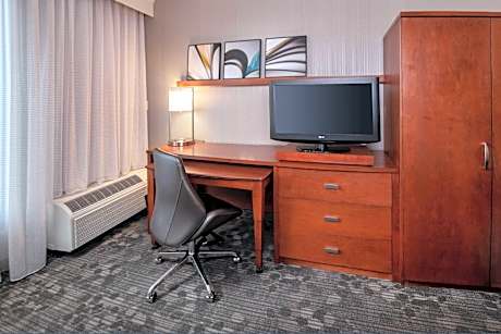 Deluxe Queen Room with Two Queen Beds with Roll-In Shower - Mobility Accessible