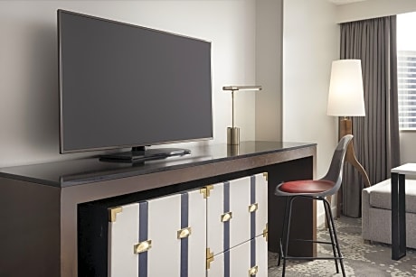 Executive Suite, 1 King Bed, City View, Corner