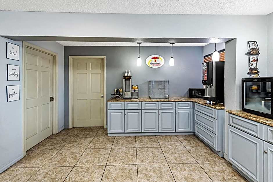 Super 8 by Wyndham Independence Kansas City