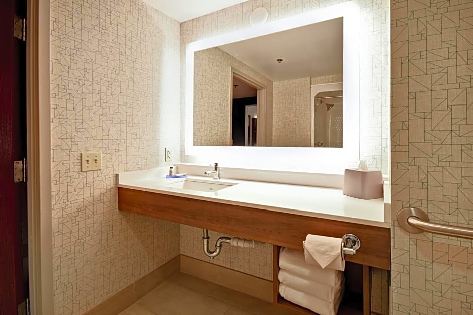 Holiday Inn Express Middletown/Newport By IHG