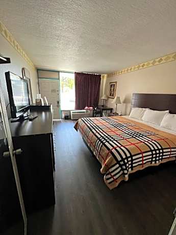 King Room - Accessible/Non-Smoking