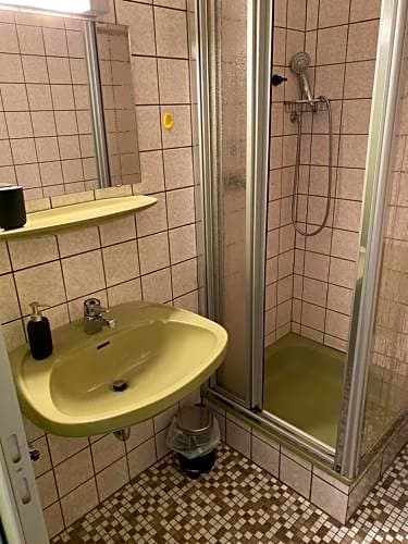 1 Bett Zimmer in ehemaligem Hotel für kurz oder lang (Z2)