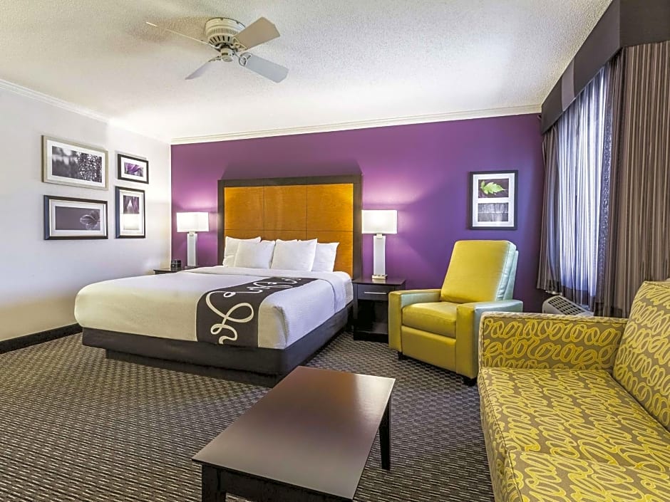 La Quinta Inn & Suites by Wyndham Cleveland - Airport North