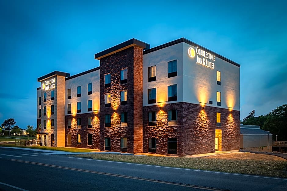 Cobblestone Inn & Suites  Fairfield Bay