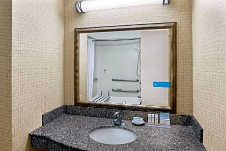 2 Queens Mobility/Hearing Access Tub Nosmok