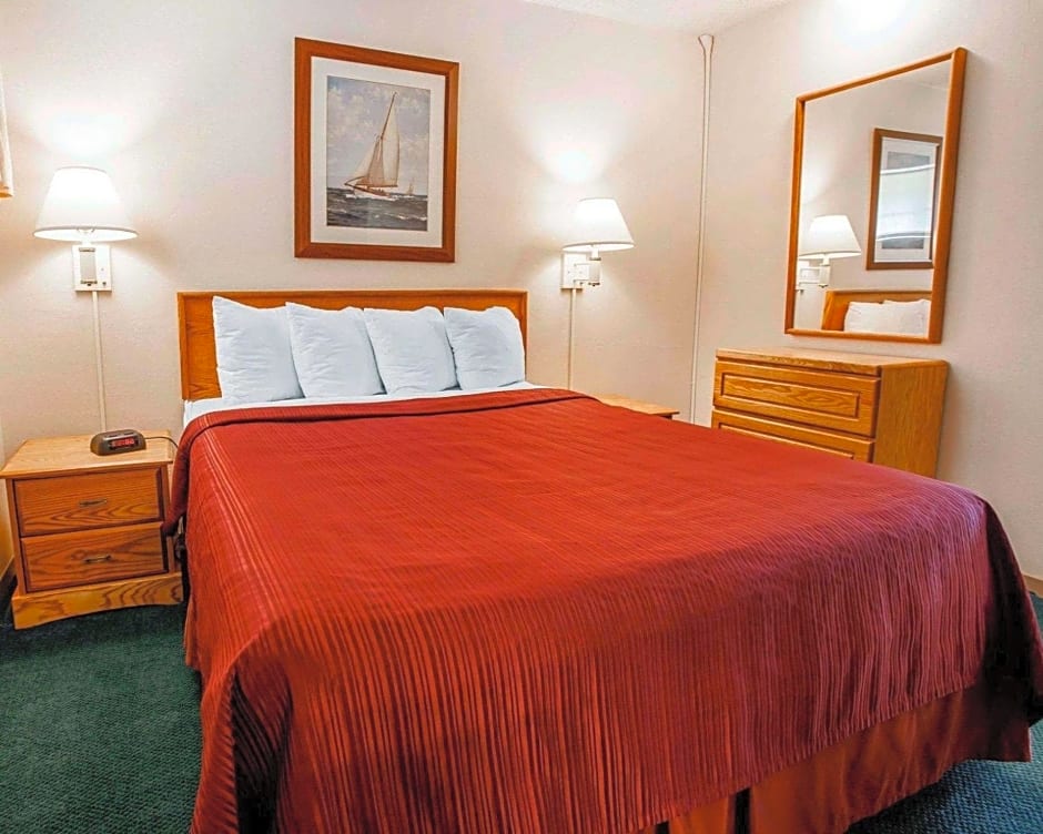 Quality Inn & Suites Bremerton near Naval Shipyard