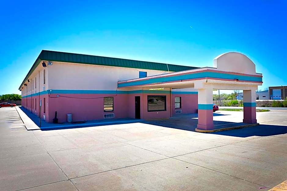 Days Inn by Wyndham Park City Kansas