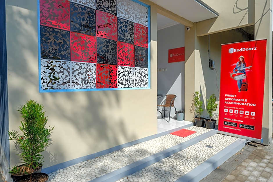 RedDoorz near Padang Golf Adisucipto