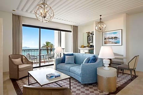 One-Bedroom Deluxe King Suite - Seafront