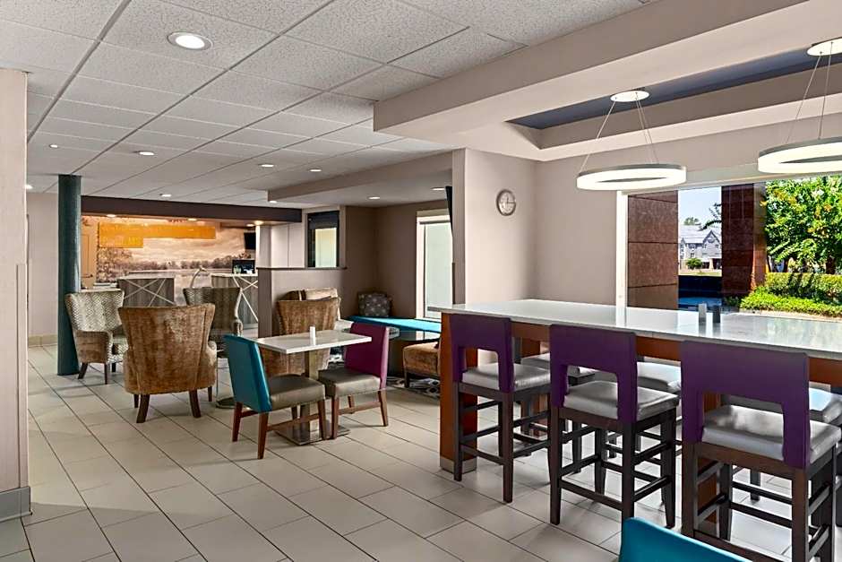 La Quinta Inn & Suites by Wyndham Jackson Airport/Pearl