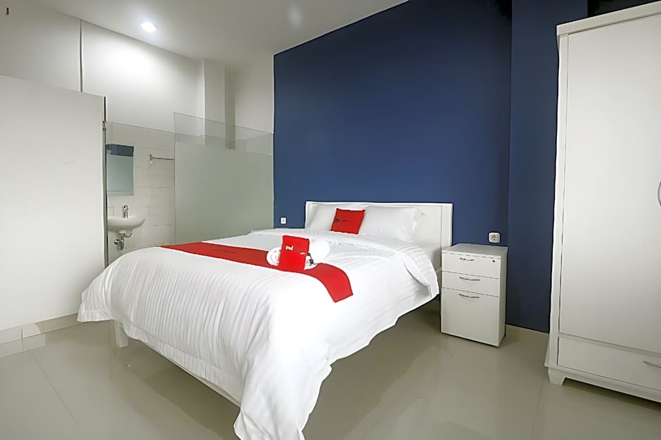 RedDoorz Plus near Living Plaza Jababeka