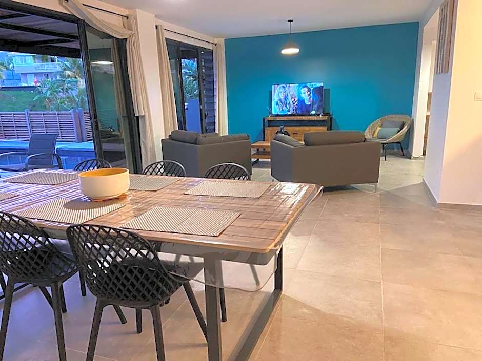 Villa Passion Cannelle de standing avec sa piscine vue mer