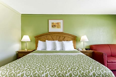 1 King Bed Smoking