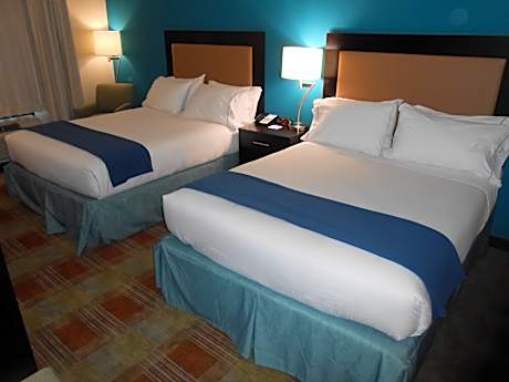 2 Queen Beds Standard Comm Access Tub