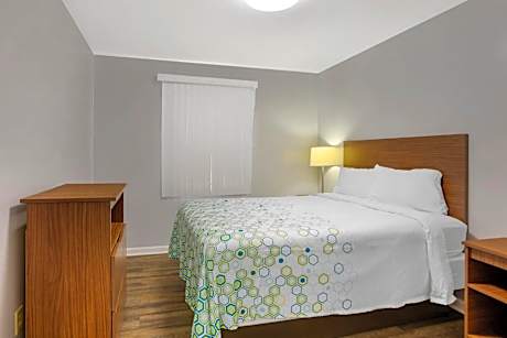 Studio Queen Room Disability Access Non-Smoking